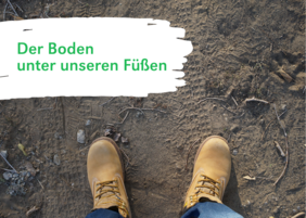 Draufsicht Wanderschuhe auf Erdboden