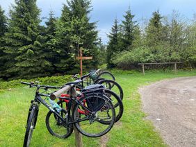Fahrräder auf Abstellplatz am Wanderweg