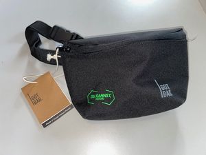 schwarze Hip Bag mit grünem Aufdruck